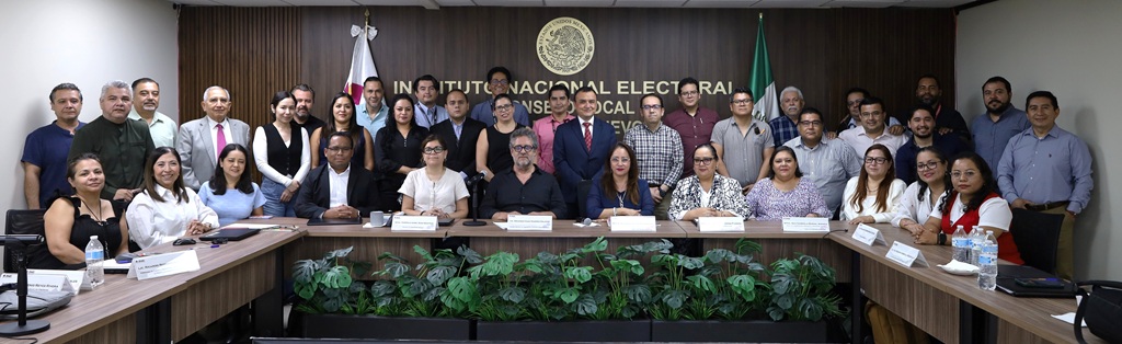 muchas personas de pie y algunas sentadas posando para la fotografía oficial