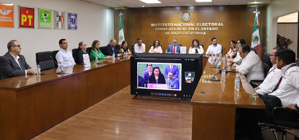 varias personas sentadas viendo una Ceremonia Cívica