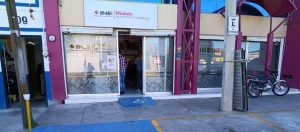 inmueble con puertas de vidrio y colores rosas