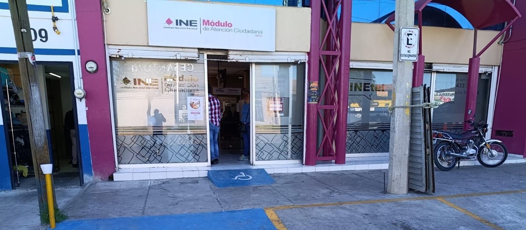 inmueble con puertas de vidrio y colores rosas