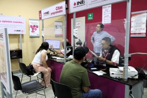 cinco personas dentro de una oficina con ventanas