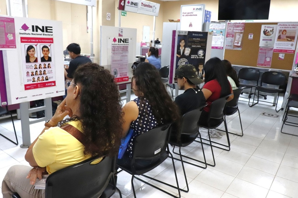 cinco personas sentadas en las salas de los módulos de atención ciudadana del INE