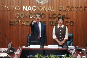 un hombre de pie con el brazo derecho extendido al frente