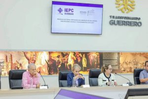 dos mujeres y dos hombre sentados abajo de una pantalla de televisión
