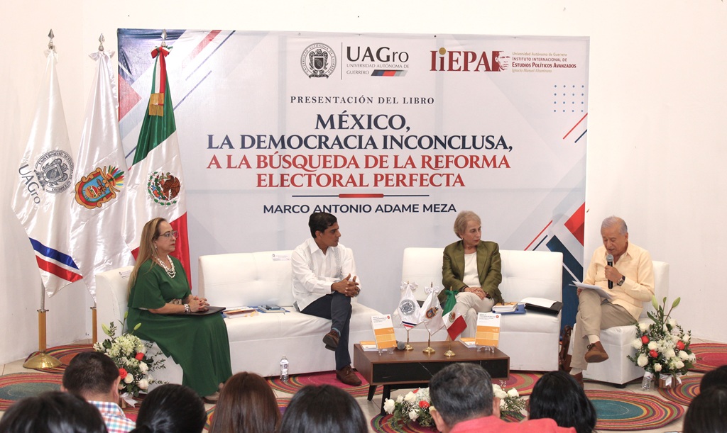 dos mujeres y dos hombres sentados en sillones blancos