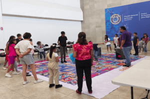 personas menores de edad jugando con personas adultas en un patio