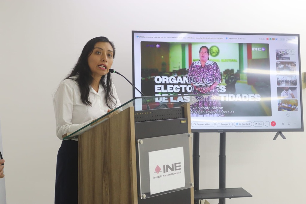 mujer de pie frente a un micrófono