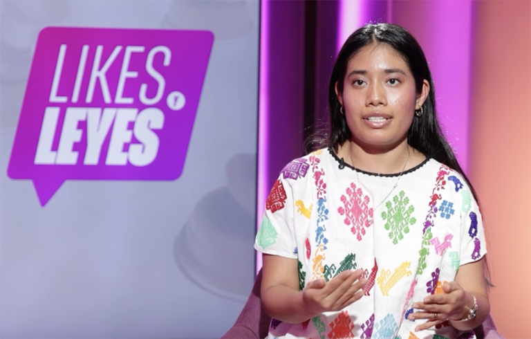 Mujer indígena murando a la pantalla
