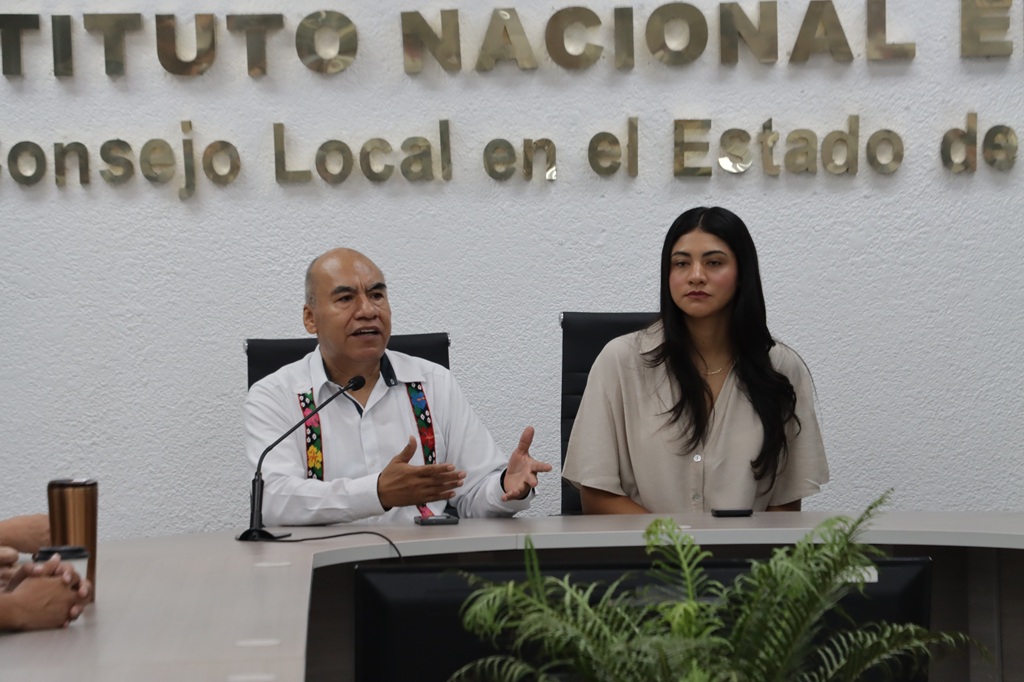 un hombre calvo y una mujer cabello largo sentados