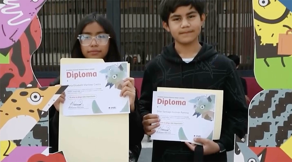 Niña y niño en diplomas de participación en la consulta infantil y juvenil