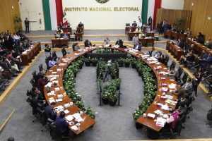 Personas Consejeras Electorales y representantes de partidos políticos sentados en el salón de sesiones del instituto.