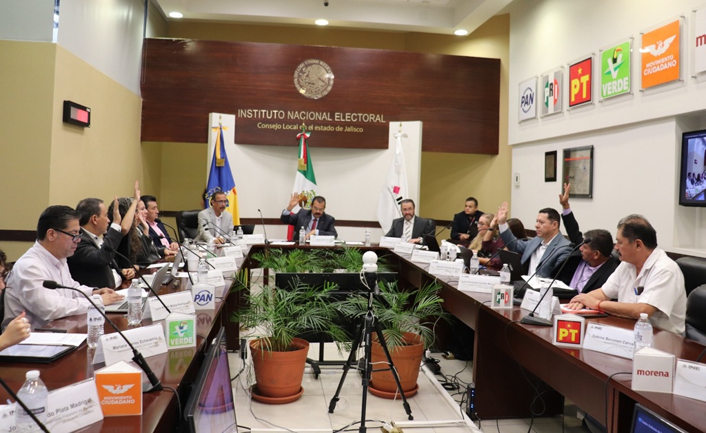 personas sentadas alrededor de una mesa rectangular
