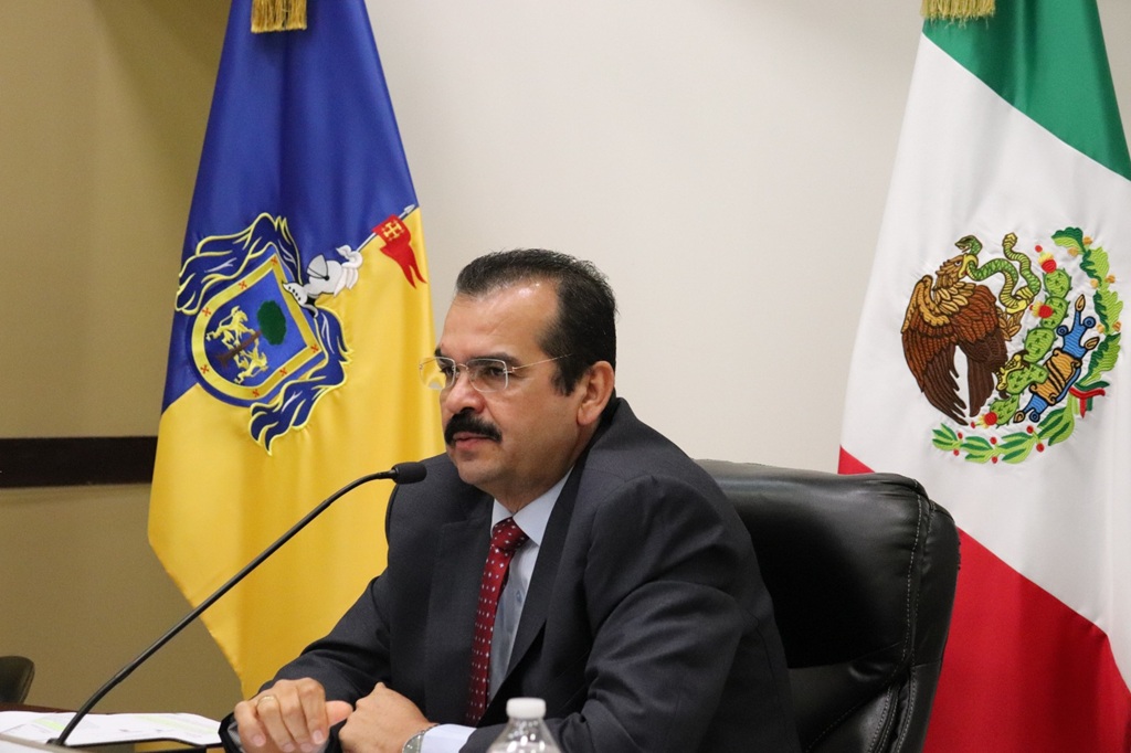 Hombre cabello negro con lentes y bigote sentado