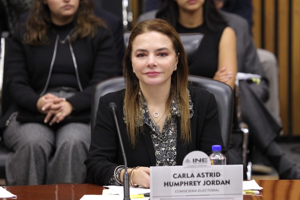 Carla Humphrey Jirdan, Consejera Electoral participando en la sesión.