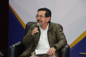 Personas participando en un panel de congreso