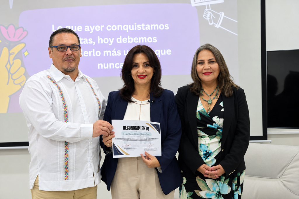 dos mujeres y un hombre de pie, sosteniendo un diploma