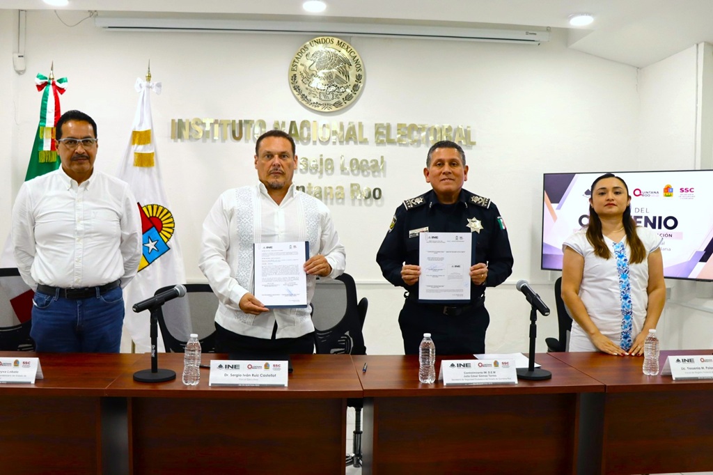 Dos hombres de pie mostrando documento firmado