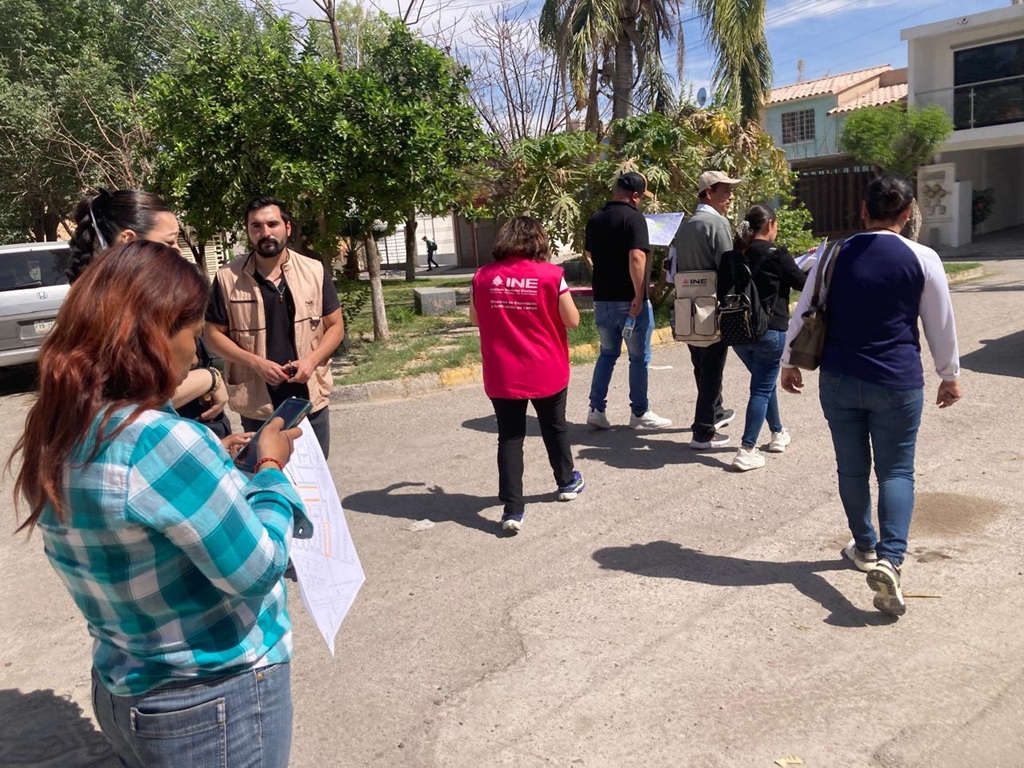 personas funcionarias del INE caminando por la calle