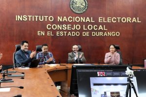 cuatro personas sentadas aplaudiendo