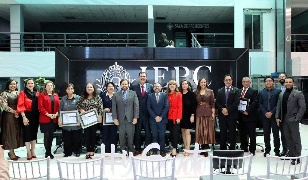 diecisiete personas de pie frente a las letras I E P C color plata