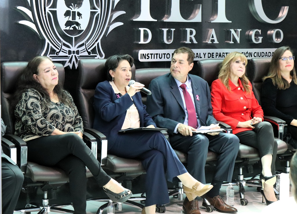 cuatro mujeres y un hombre sentados
