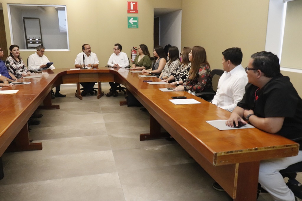 más de diez personas sentadas en una reunión