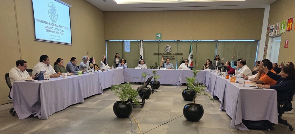 varias personas sentadas frente a una mesa con mantel morado
