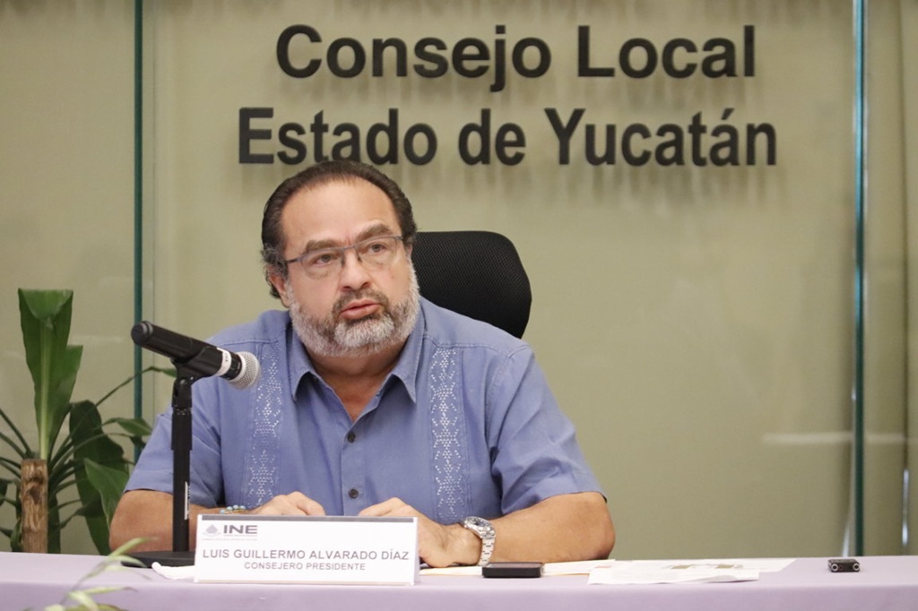 hombre con lentes sentado frente a un micrófono