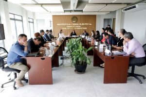 personas teniendo una reunión de trabajo