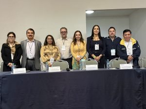 ocho personas de pie posando para la foto