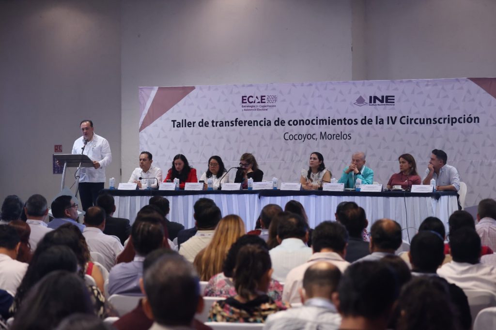 Auditorio con muchas personas en conferencia en Cocoyoc, Morelos
