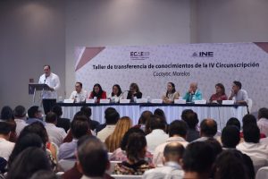 Auditorio con muchas personas en conferencia en Cocoyoc, Morelos