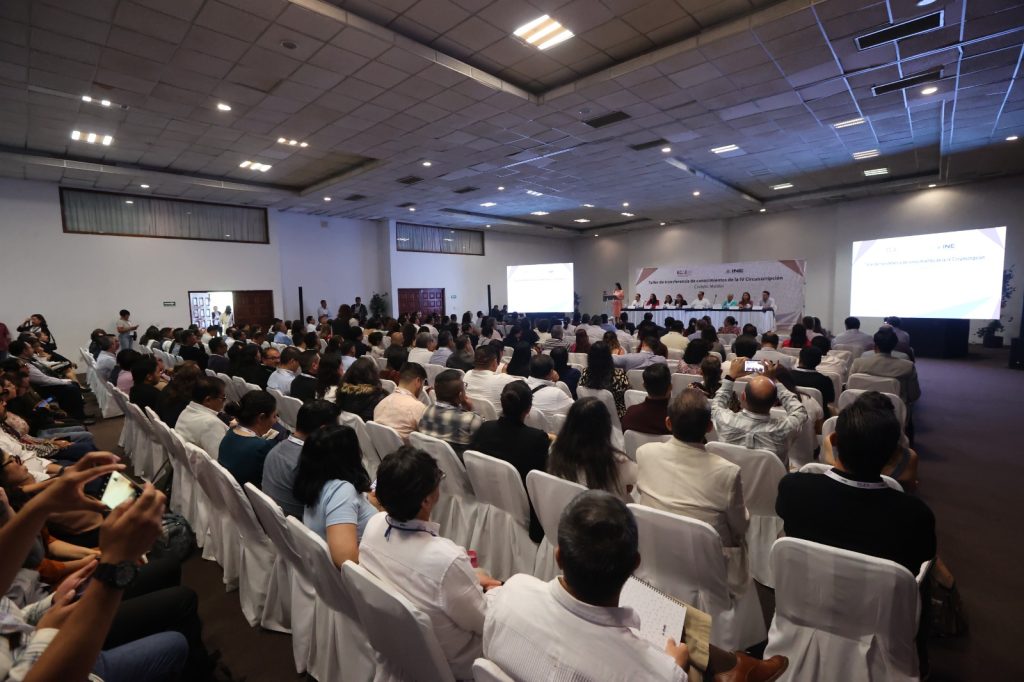 Auditorio con muchas personas en conferencia