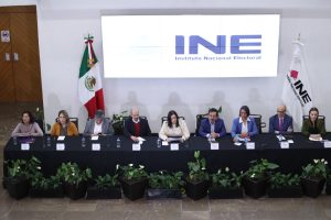 10 personas en una mesa en conferencia de prensas