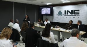 Personas reunidas en un salón