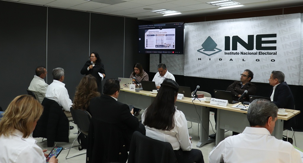 Personas reunidas en un salón