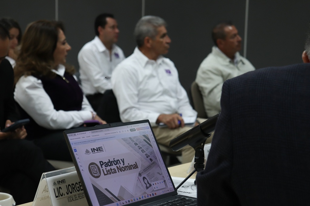 personas adultas tomando clases 
