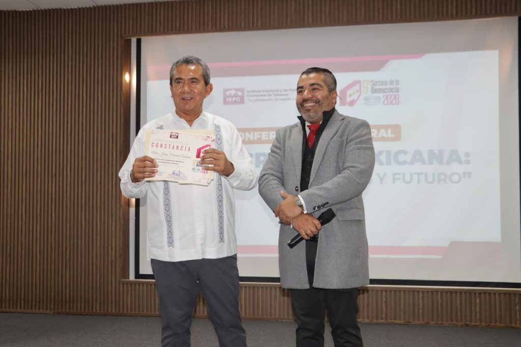 Jorge Montaño recibiendo un diploma por su participación en la inauguración 9°Semana de la Democracia 2026. Tabasco