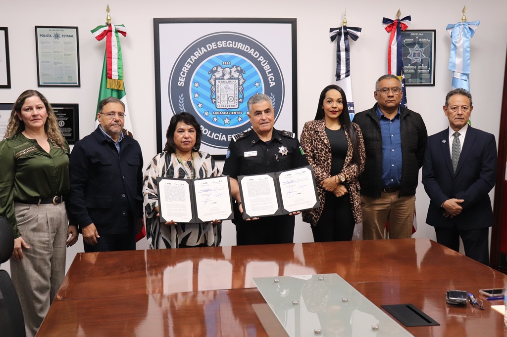 Tres mujeres y tres hombres de pie posando para la fotografía