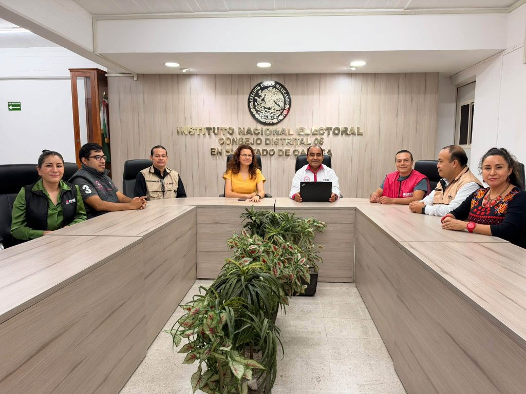 ocho personas sentadas alrededor de una mesa