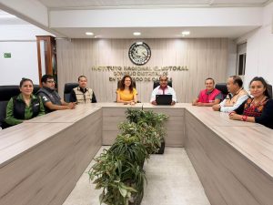 ocho personas sentadas alrededor de una mesa