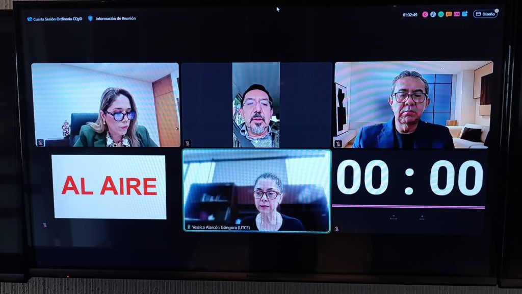 Cuatro personas en reunión virtual, vía Zoom de la Comisión de Quejas y Denuncias