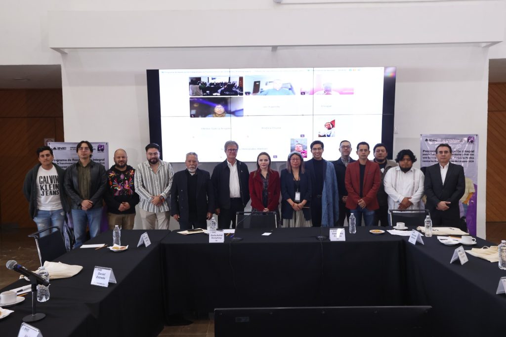 Personas paradas en línea para foto grupal