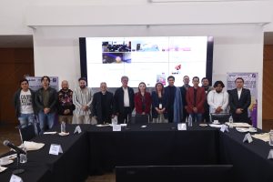 Personas paradas en línea para foto grupal