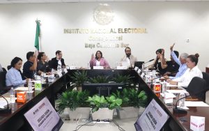 personas votando a mano alzada