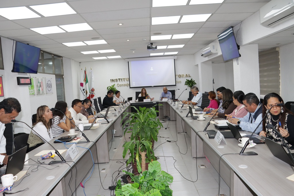 varias personas sentadas alrededor de una mesa