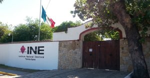entrada de un inmueble con letrero del INE
