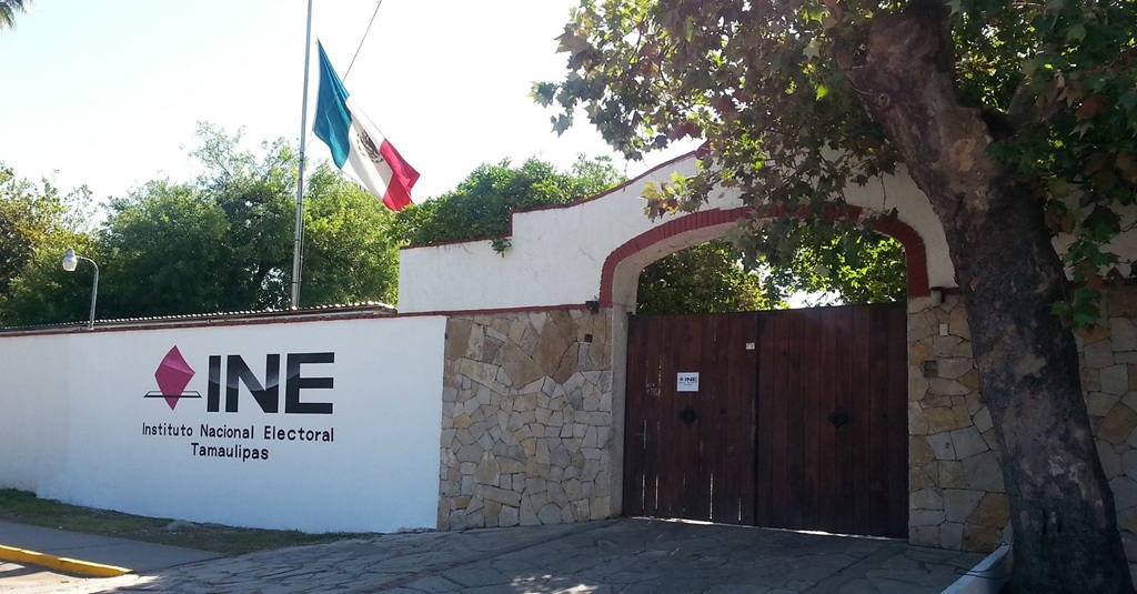 entrada de un inmueble con letrero del INE
