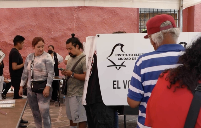 Personas esperando para votar en una casilla en la jornada electoral
