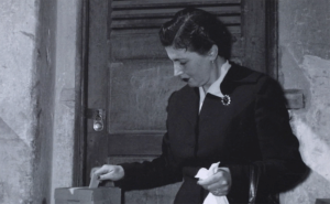 Mujer votando en la decada de los 50s